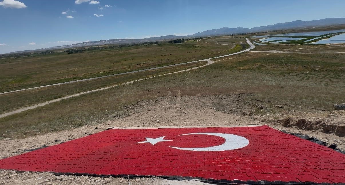 Eskişehirli gençler Milli Takıma destek için dağa Türk Bayrağı nakşetti