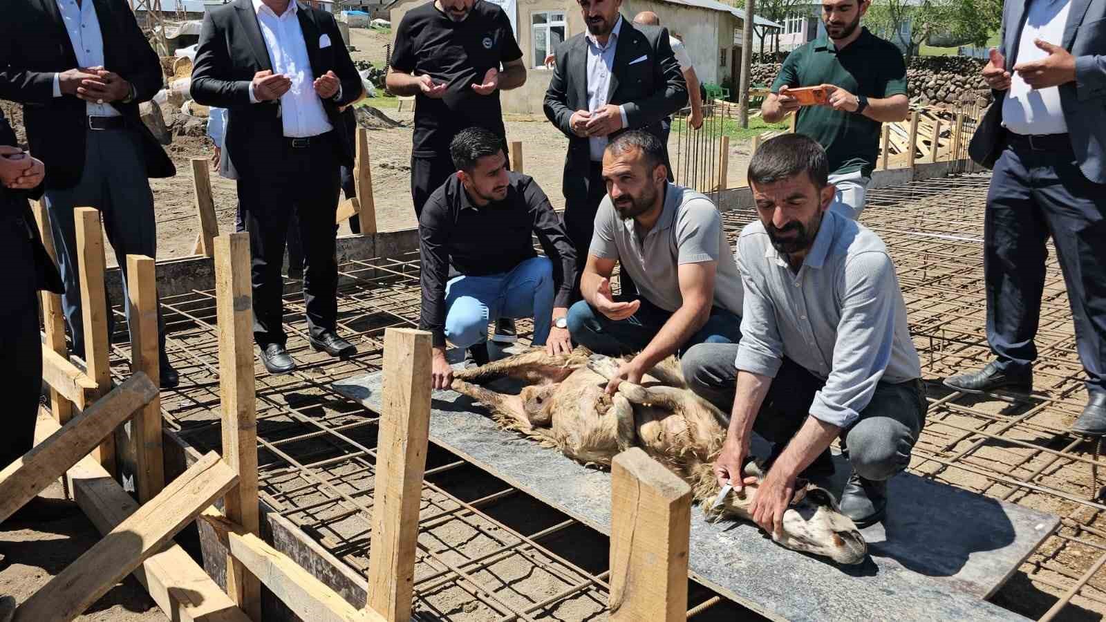 Aydınlar’da taziye evi ve caminin temeli dualarla atıldı