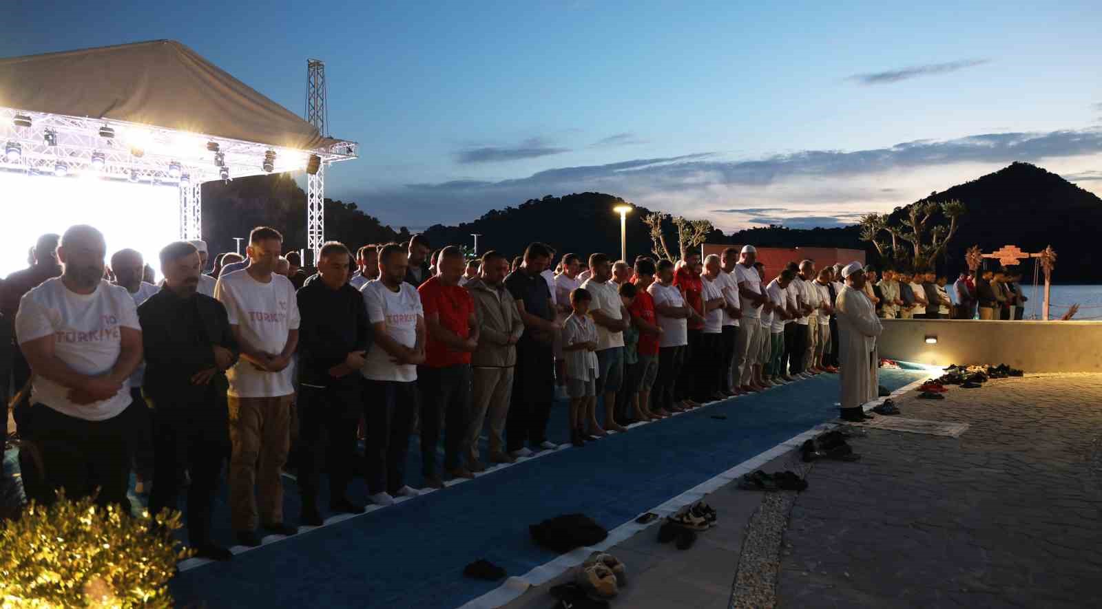 Tatilciler Milli Takıma destek için sahilde buluştu