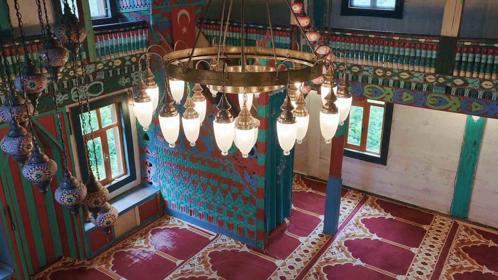Camili Havzası’ndaki 175 yıllık ahşap cami babadan oğula korunuyor