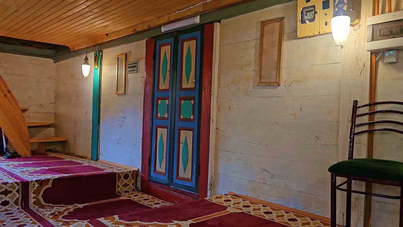 Camili Havzası’ndaki 175 yıllık ahşap cami babadan oğula korunuyor