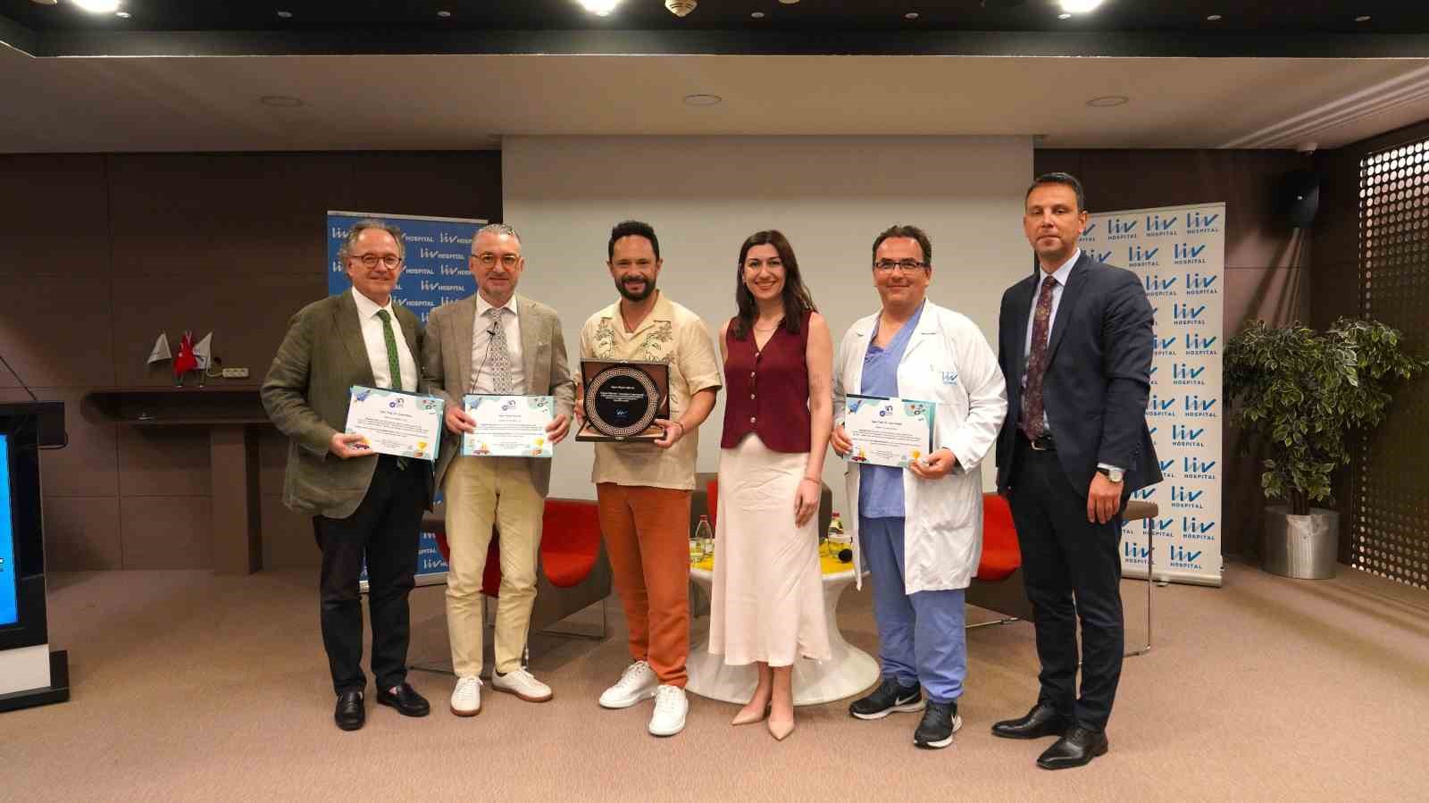 Sanatçı Özgün, Liv Hospital Ulus’ta babalarla buluştu