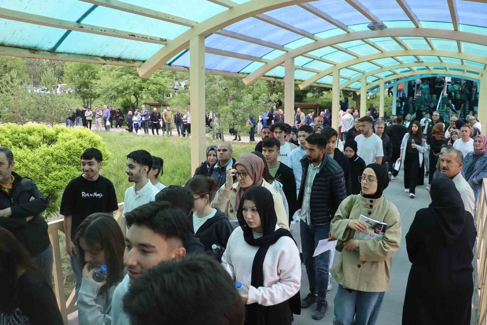 İnci kolyesini çıkartamayınca çakı ile kesmek zorunda kaldı