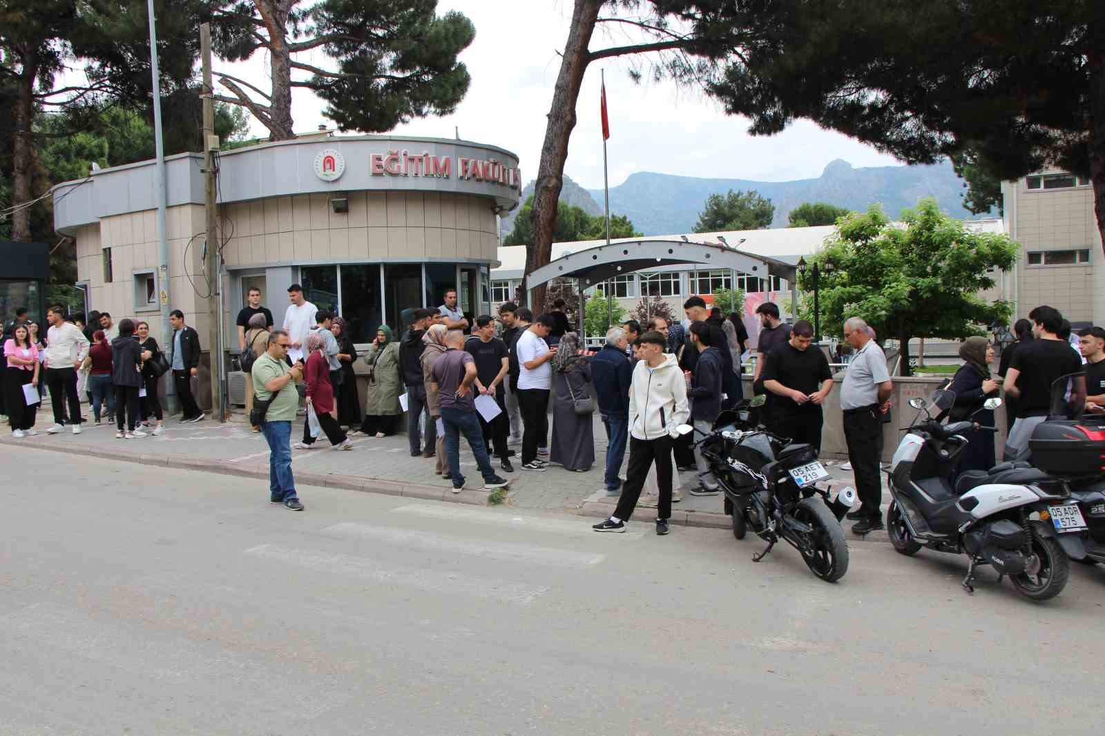 Amasya’da iki oğluyla birlikte YKS’ye giren anne: "Haydi anne dediler"