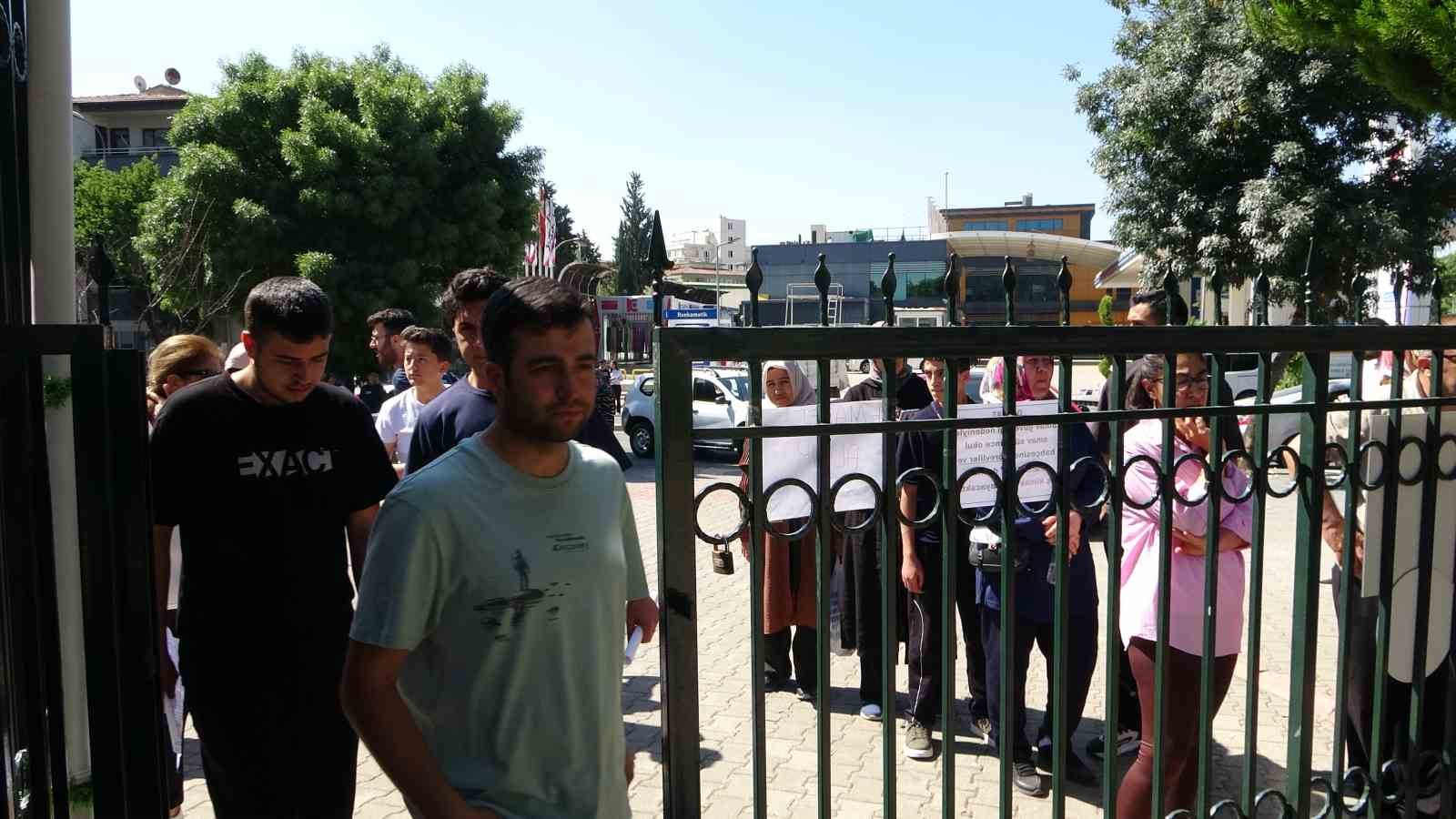 Gaziantep’te YKS heyecanı başladı: Koşa koşa geldi, son anda yetişti