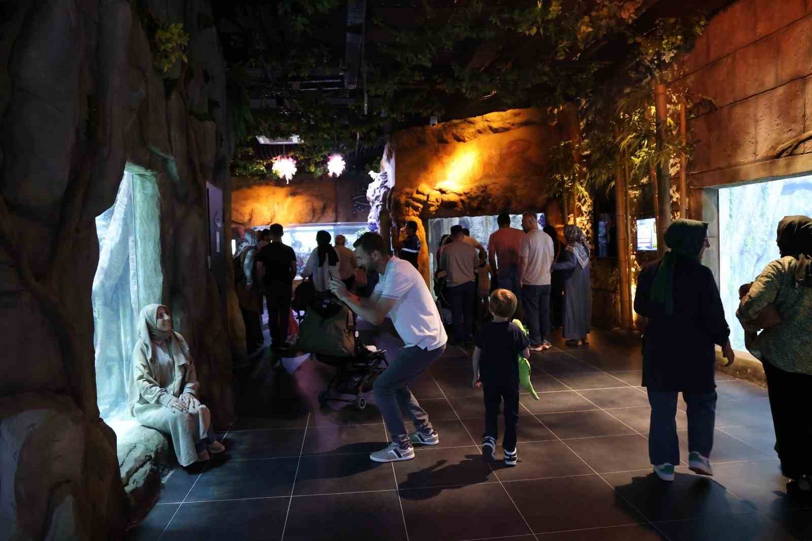 Kıtalar arası akvaryuma 2 saatte 2 bin ziyaretçi akın etti