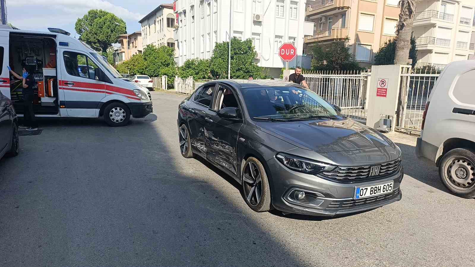Otomobiller çarpıştı, kaza anı kameraya yansıdı