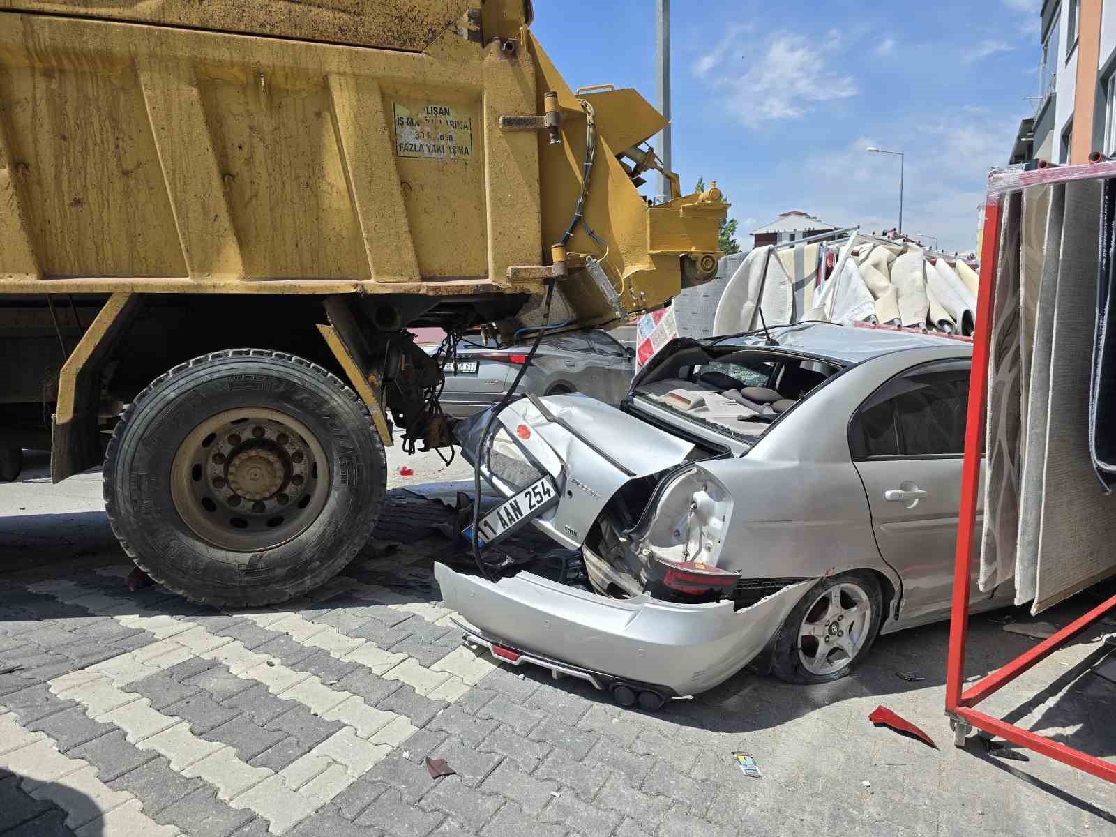Freni tutmayan kamyon 4 araca çarparak durdu