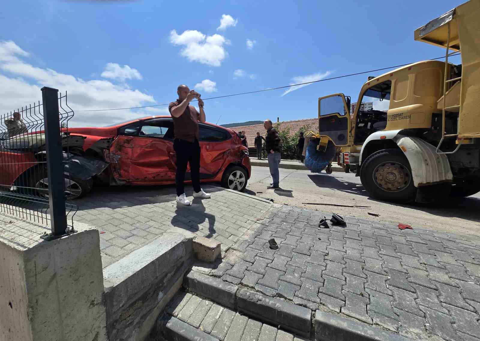 Freni tutmayan kamyon 4 araca çarparak durdu