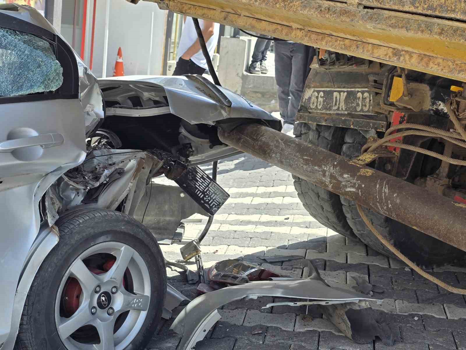 Freni tutmayan kamyon 4 araca çarparak durdu