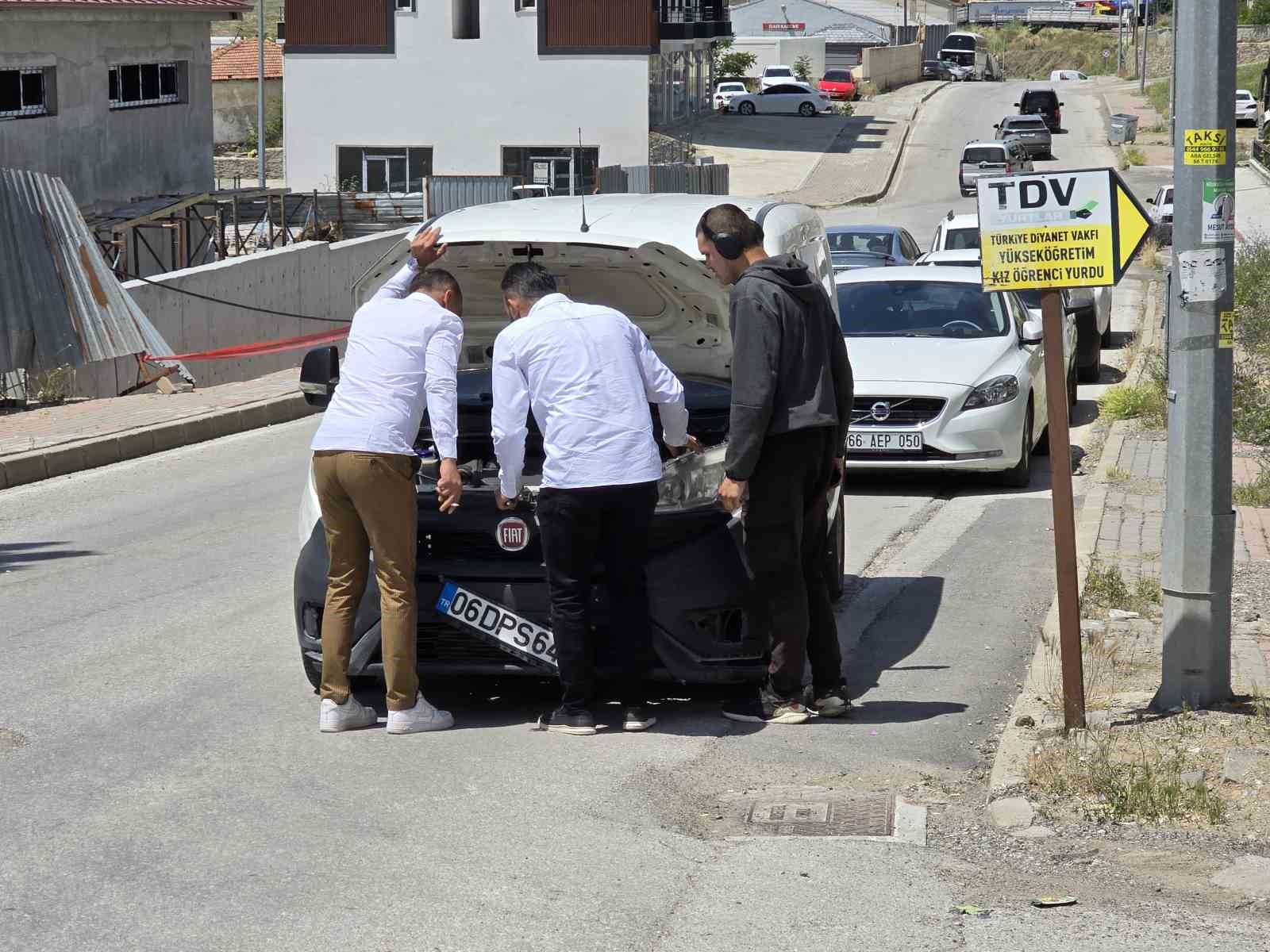 Freni tutmayan kamyon 4 araca çarparak durdu