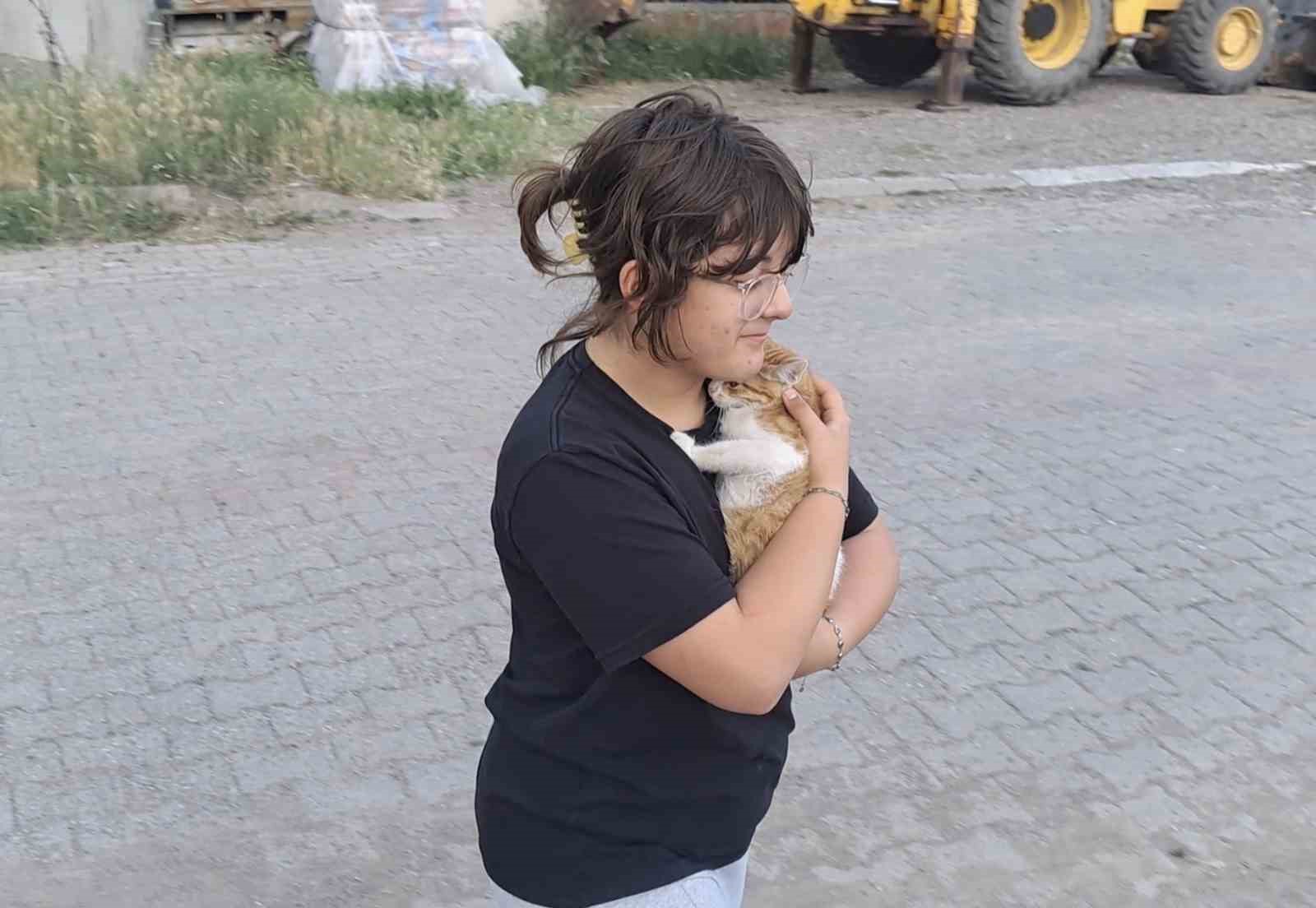 Çorum’da çaya düşen kediyi itfaiye kurtardı