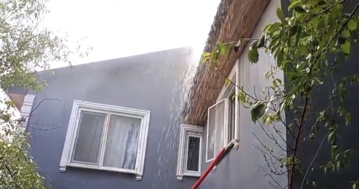 Bolu’da 2 katlı evin çatı katında yangın çıktı