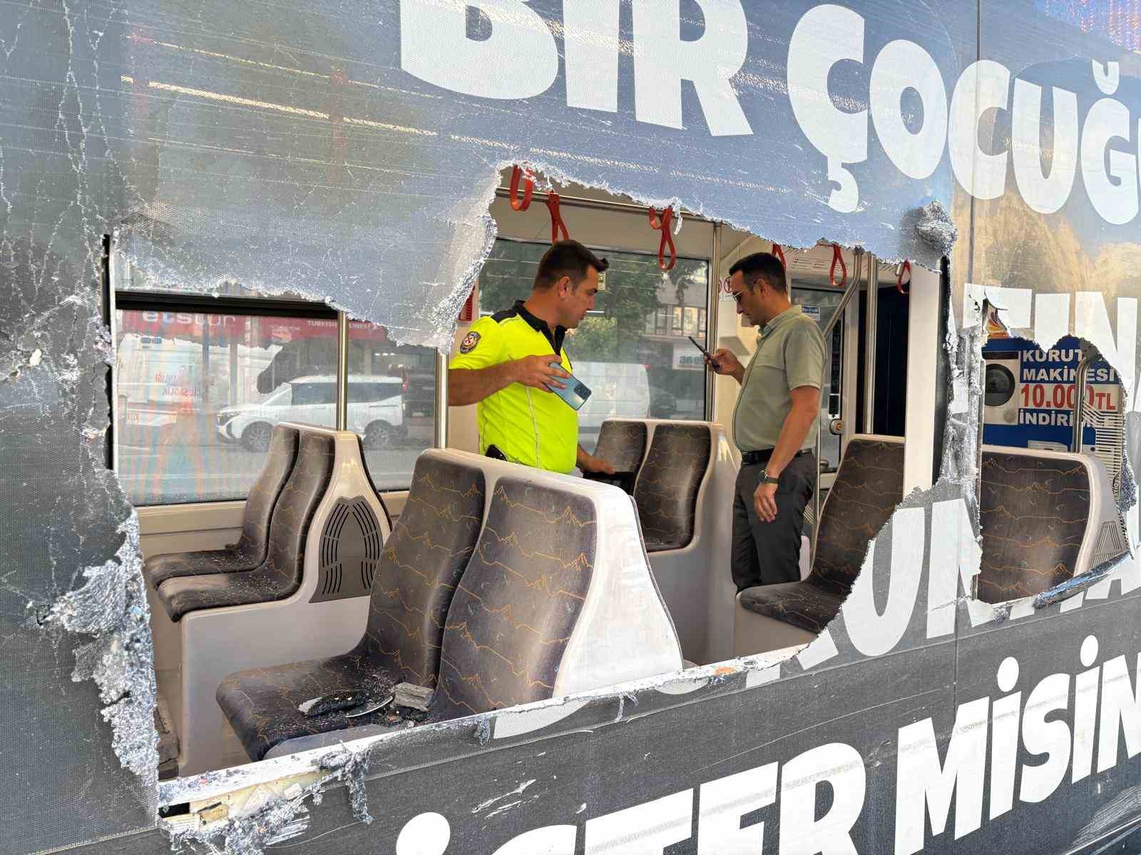 Otomobilin çarptığı refüjden kopan taşlar tramvaydan içeri girdi: 4 yolcu yaralı