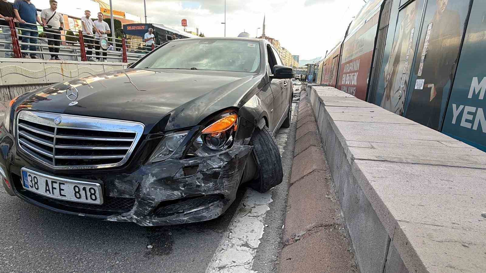 Otomobilin çarptığı refüjden kopan taşlar tramvaydan içeri girdi: 4 yolcu yaralı