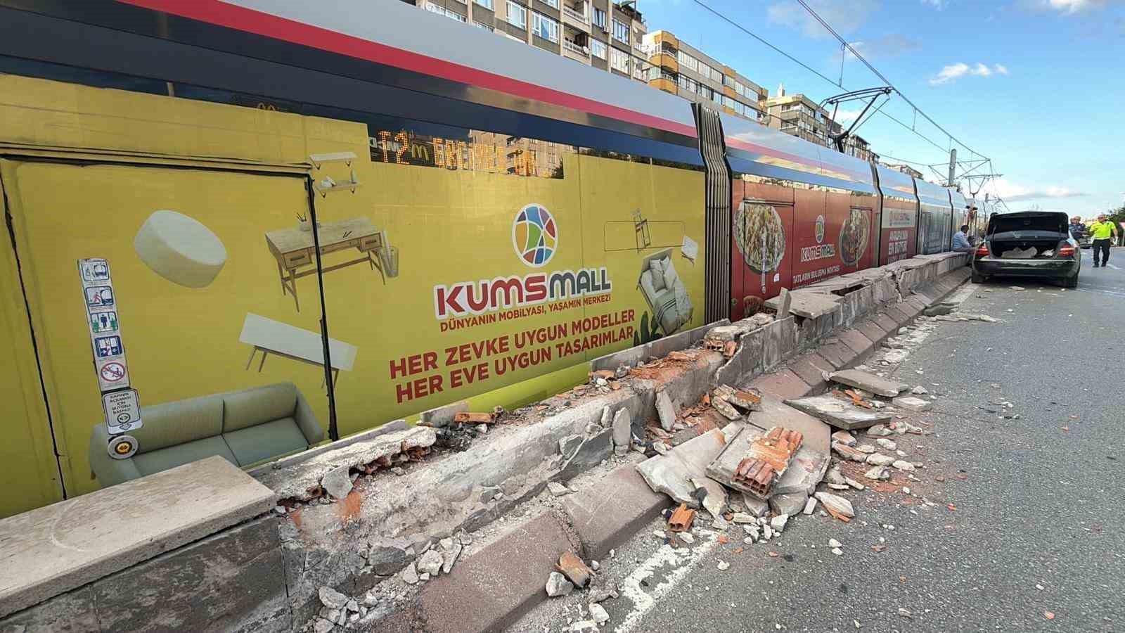 Otomobilin çarptığı refüjden kopan taşlar tramvaydan içeri girdi: 4 yolcu yaralı
