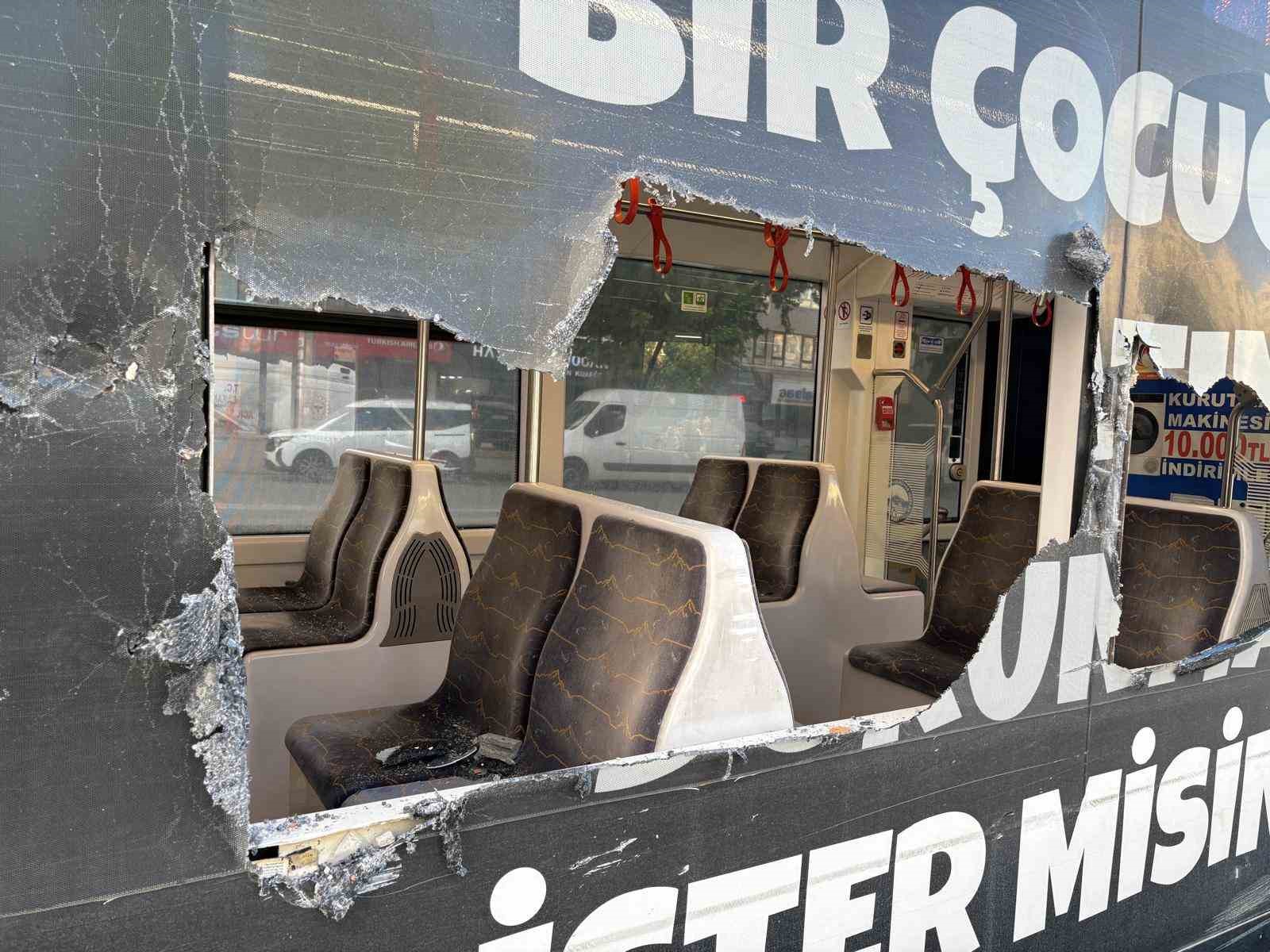 Otomobilin çarptığı refüjden kopan taşlar tramvaydan içeri girdi: 4 yolcu yaralı