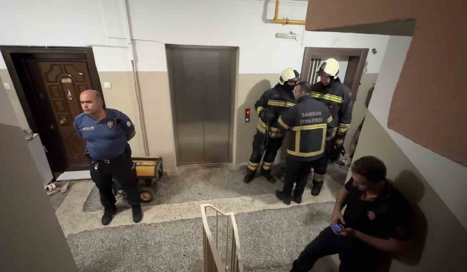 Yangın çıkarıp kendisini eve kilitledi: Ekiplerin çabasına rağmen dışarı çıkmadı