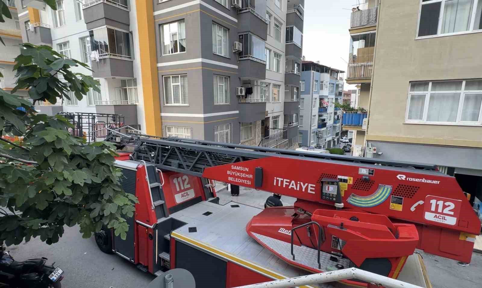 Yangın çıkarıp kendisini eve kilitledi: Ekiplerin çabasına rağmen dışarı çıkmadı