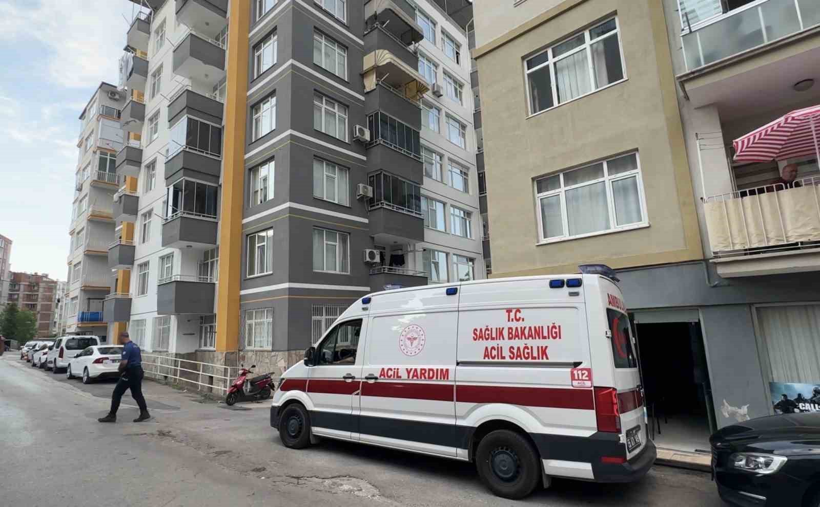 Yangın çıkarıp kendisini eve kilitledi: Ekiplerin çabasına rağmen dışarı çıkmadı