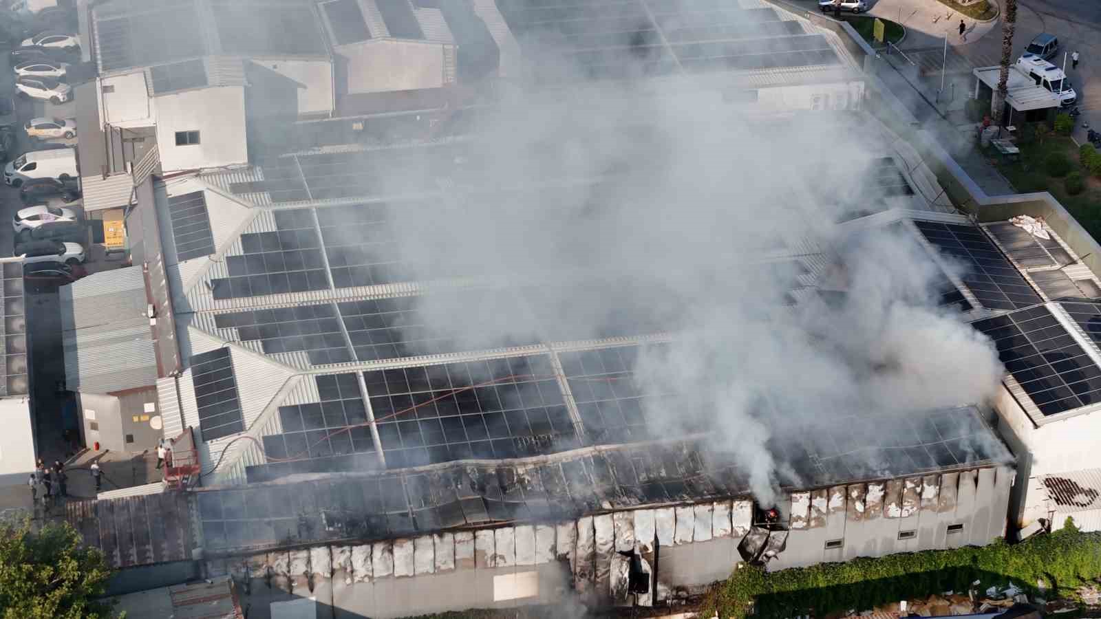 Bahçede çıkan yangın yedek parça deposuna sıçradı