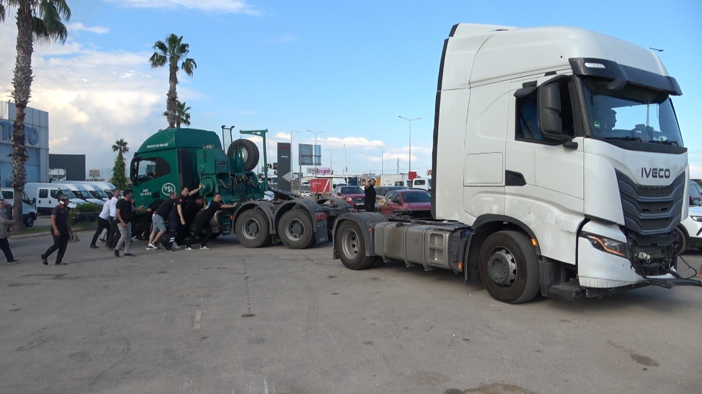 Bahçede çıkan yangın yedek parça deposuna sıçradı