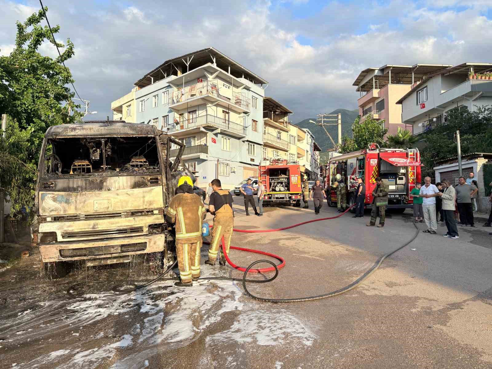 Bursa’da park halindeki kamyon alevlere teslim oldu