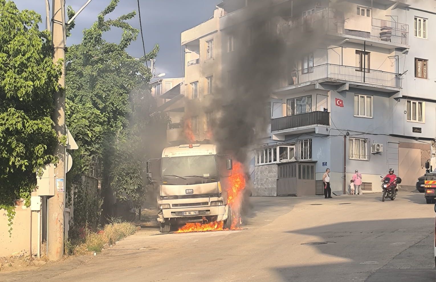 Bursa’da park halindeki kamyon alevlere teslim oldu