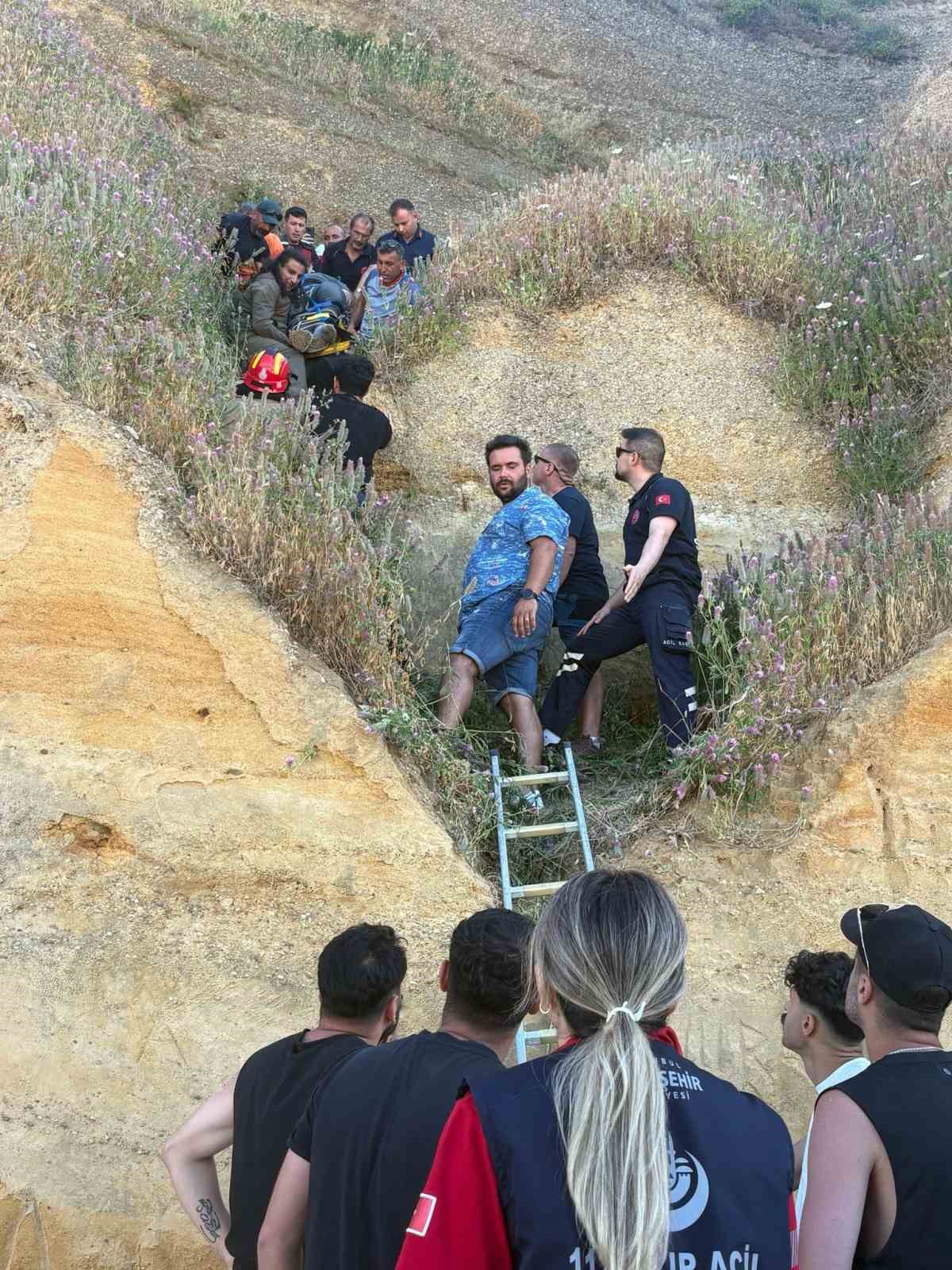 Çatalca’da yamaç paraşütü kayalıklara çarptı, 1’i çocuk 2 kişi yaralandı