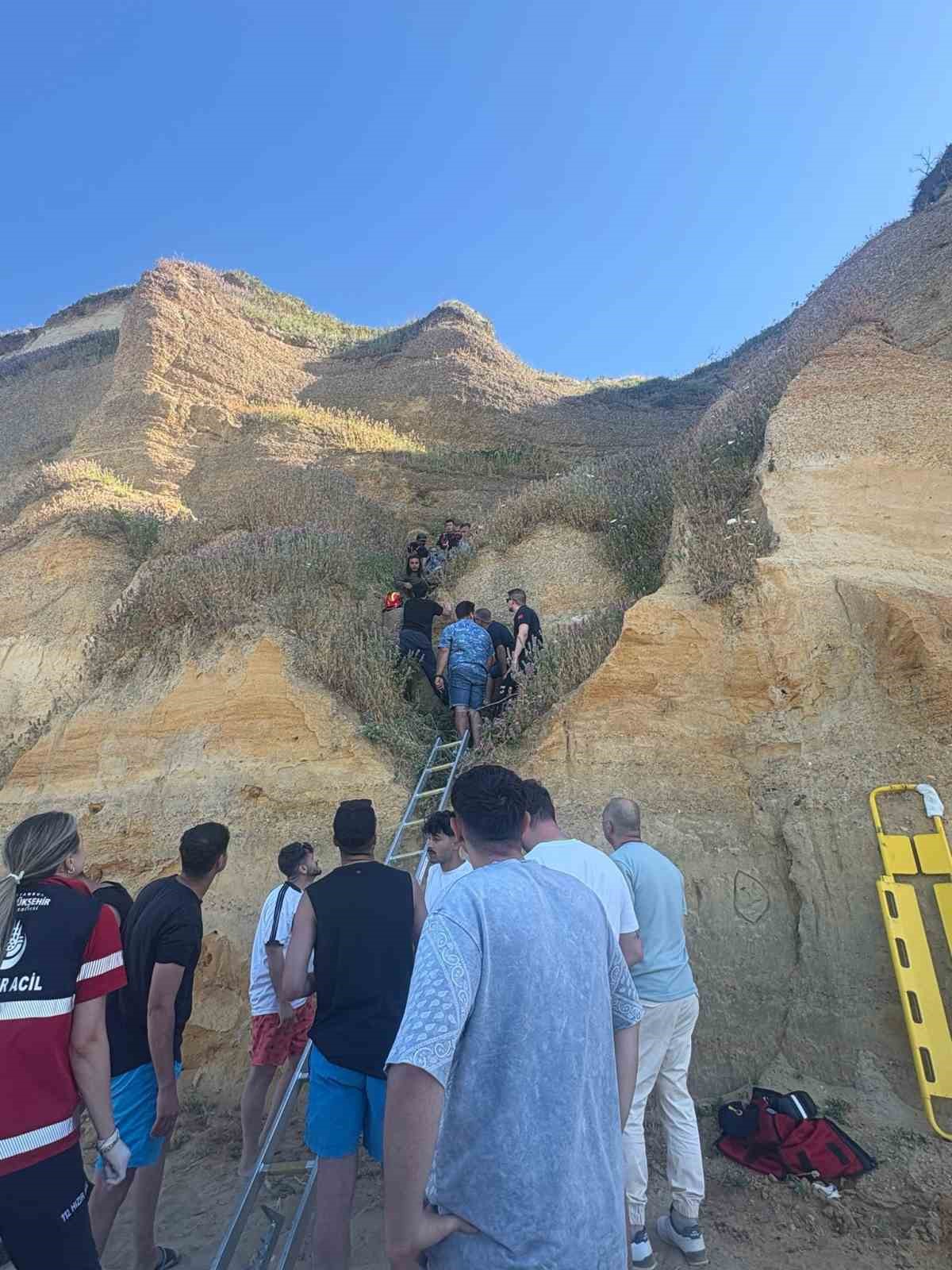 Çatalca’da yamaç paraşütü kayalıklara çarptı, 1’i çocuk 2 kişi yaralandı