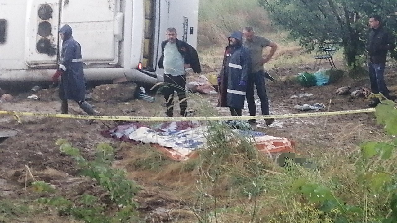 Isparta’da tur minibüsü şarampole yuvarlandı: 4 ölü, 16 yaralı