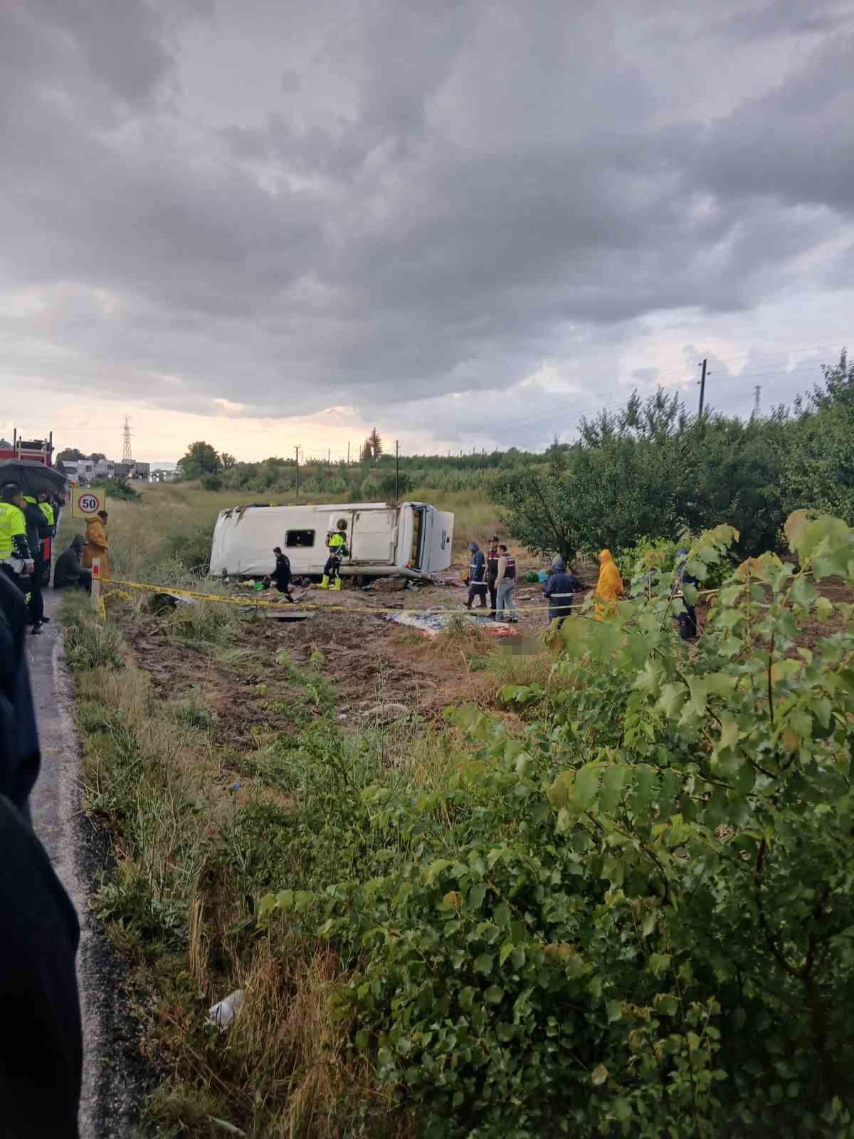 Isparta’da tur minibüsü şarampole yuvarlandı: 4 ölü, 16 yaralı