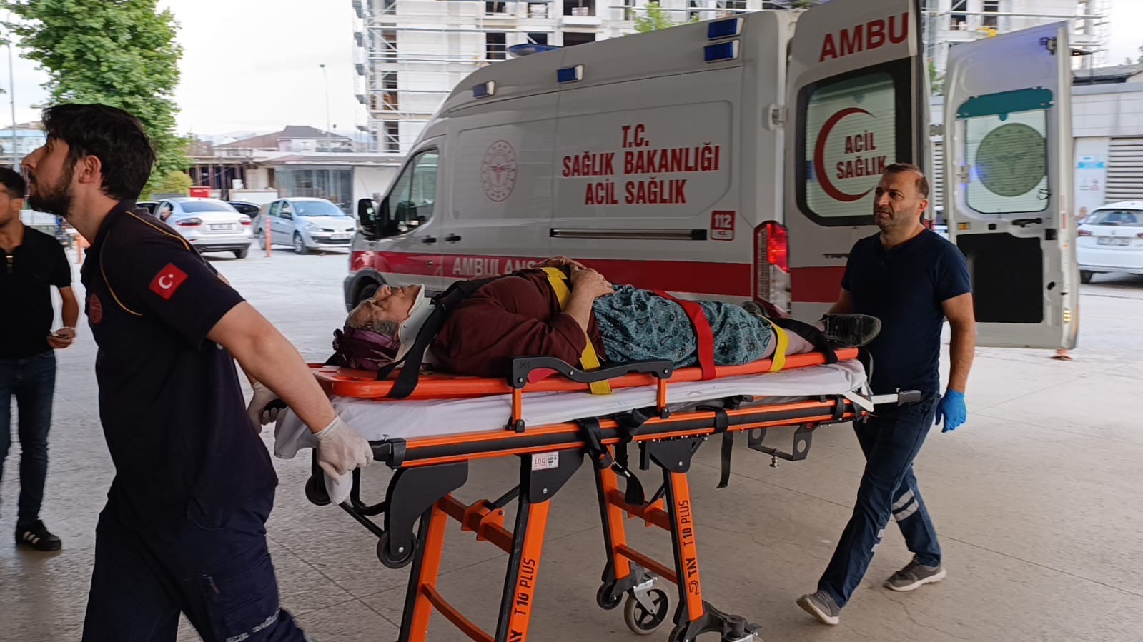 Kiraz toplamak için çıktığı ağaçtan düşerek yaralandı