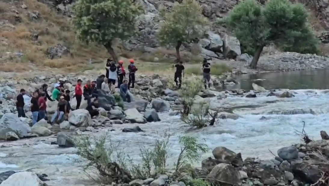 Kayıp şahsı arama çalışmalarında Sarım Çayı’nın yönü değiştirildi