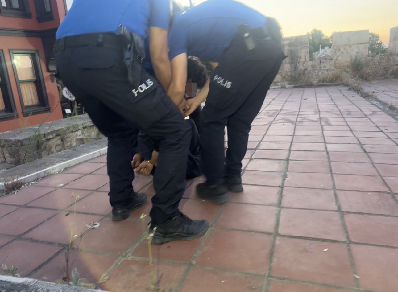Bursa’da surlarda intihara kalkışan genç son anda kurtarıldı