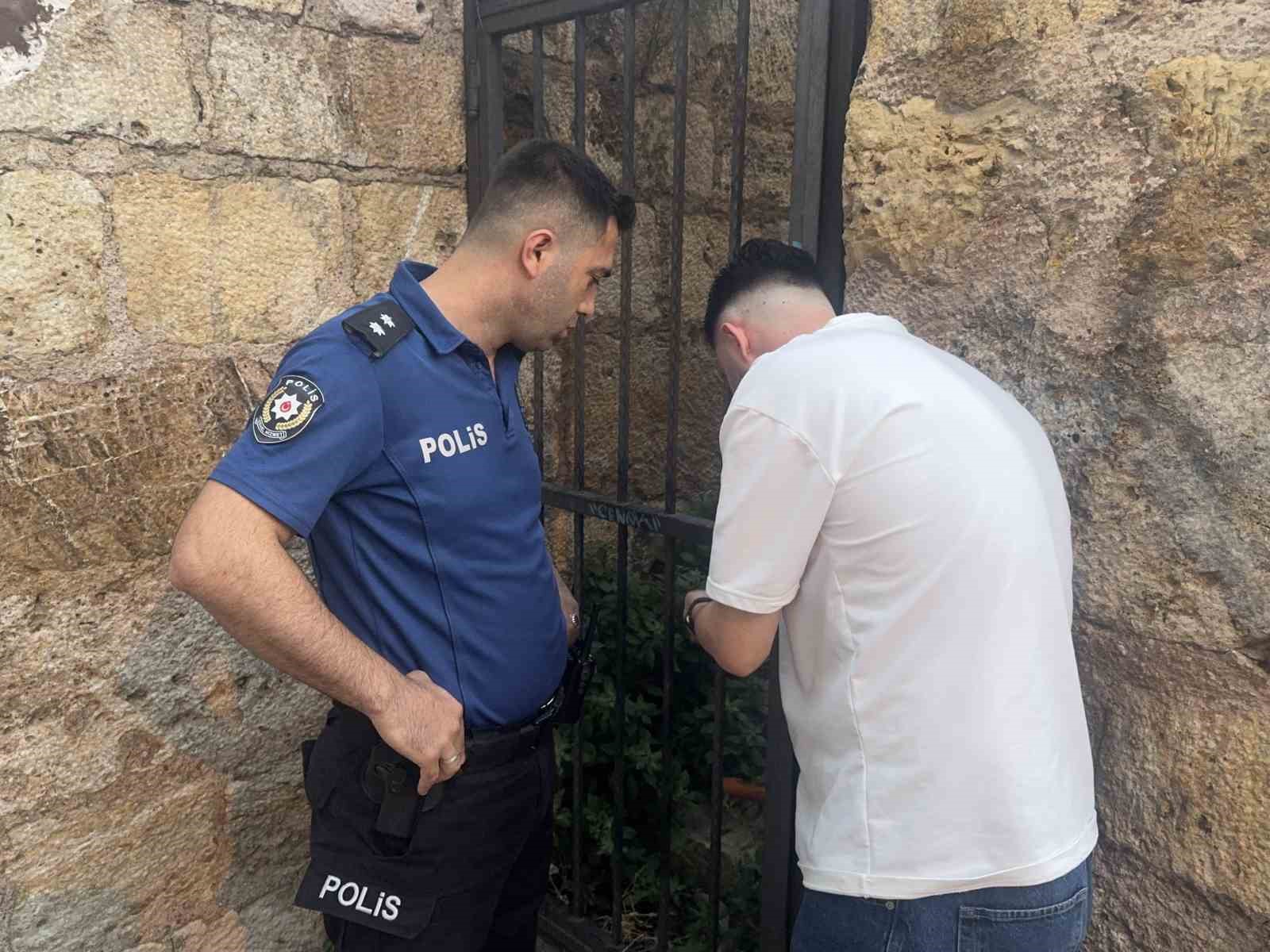 Bursa’da surlarda intihara kalkışan genç son anda kurtarıldı