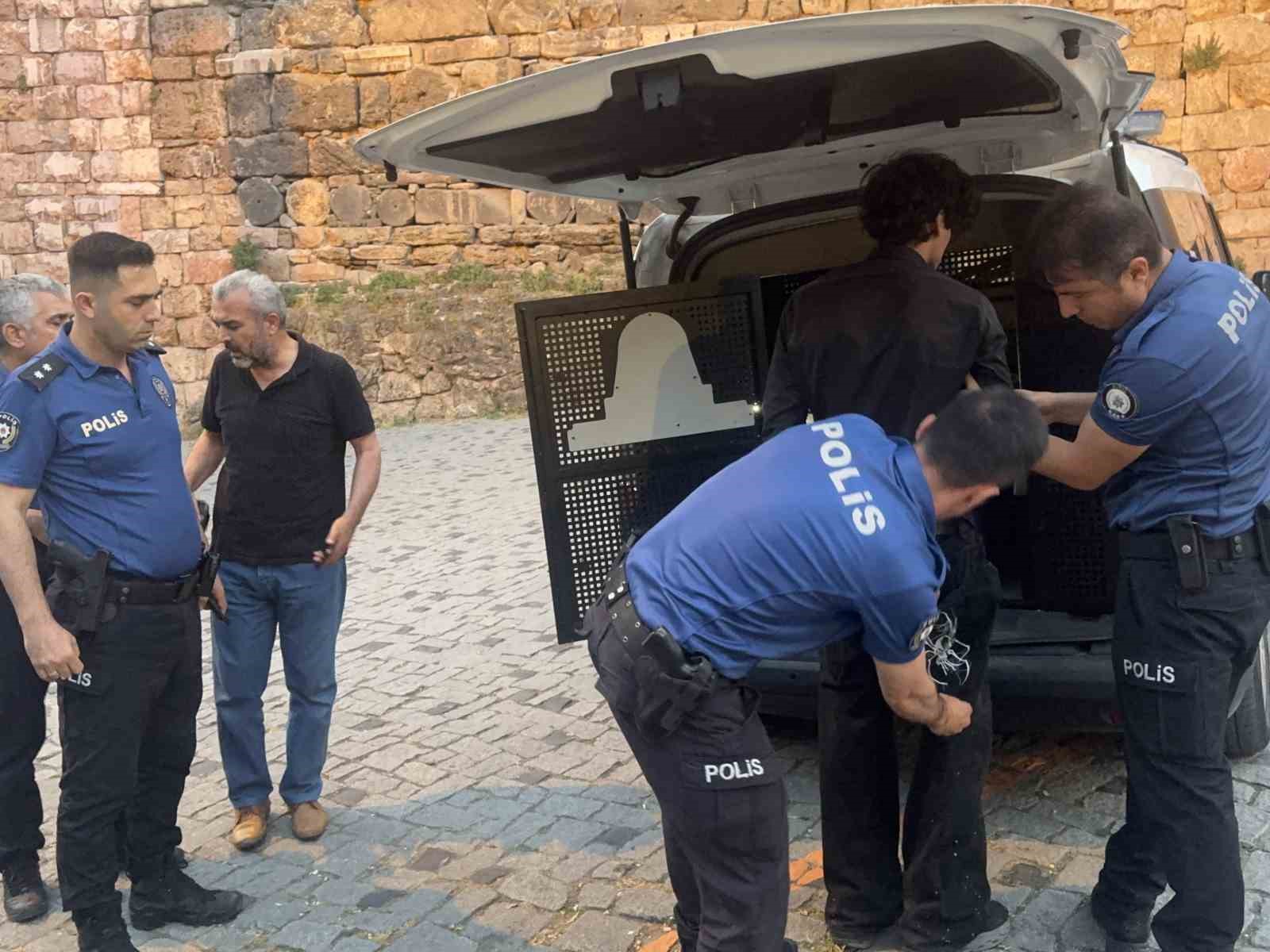 Bursa’da surlarda intihara kalkışan genç son anda kurtarıldı