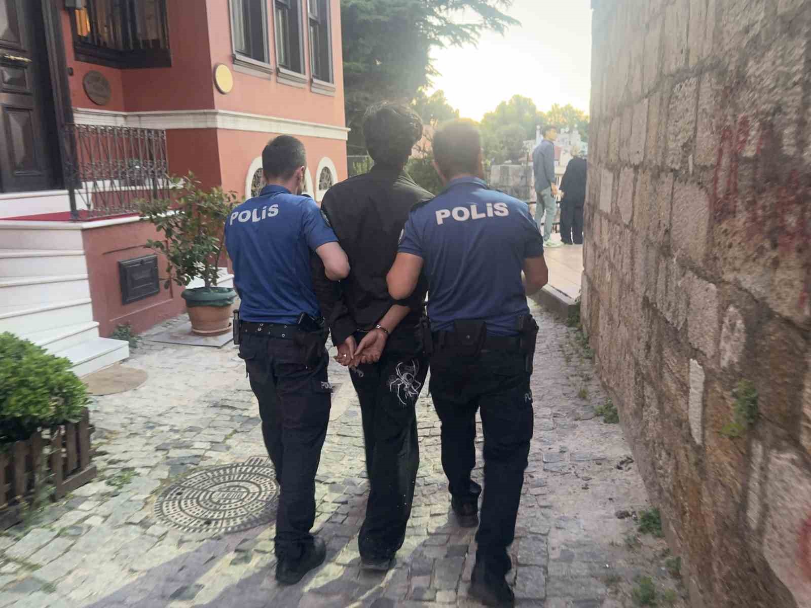 Bursa’da surlarda intihara kalkışan genç son anda kurtarıldı