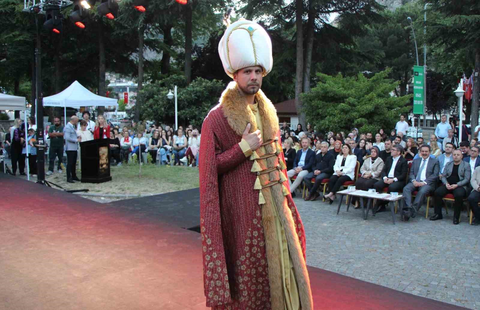 Bin yıllık kıyafetler defilede: "Fetihten Milli Mücadeleye Amasya"