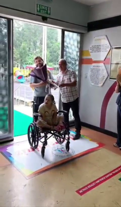 Her gün özel kızını okula getiren babaya duygulandıran sürpriz