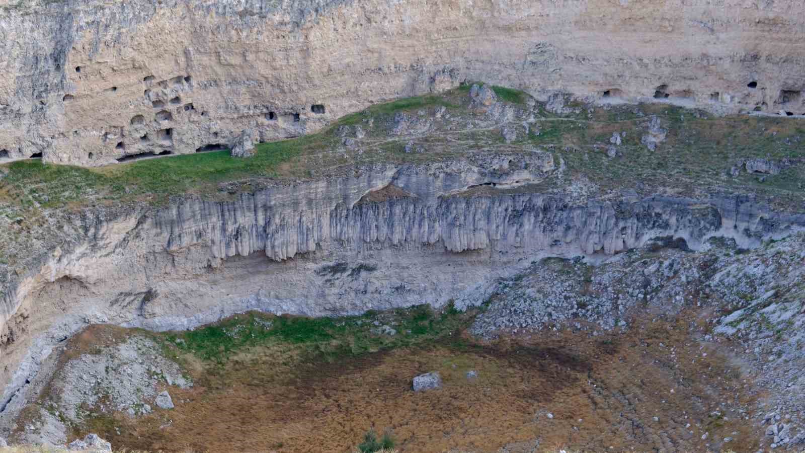 Konya’da kuraklığın simgelerinden Çıralı Obruk Gölü son yağışlara rağmen su tutmadı