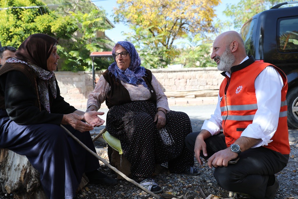 Başkan Çolakbayrakdar: "Kırsalın yüzünü güldüren örnek hizmetlerle değer katıyoruz"