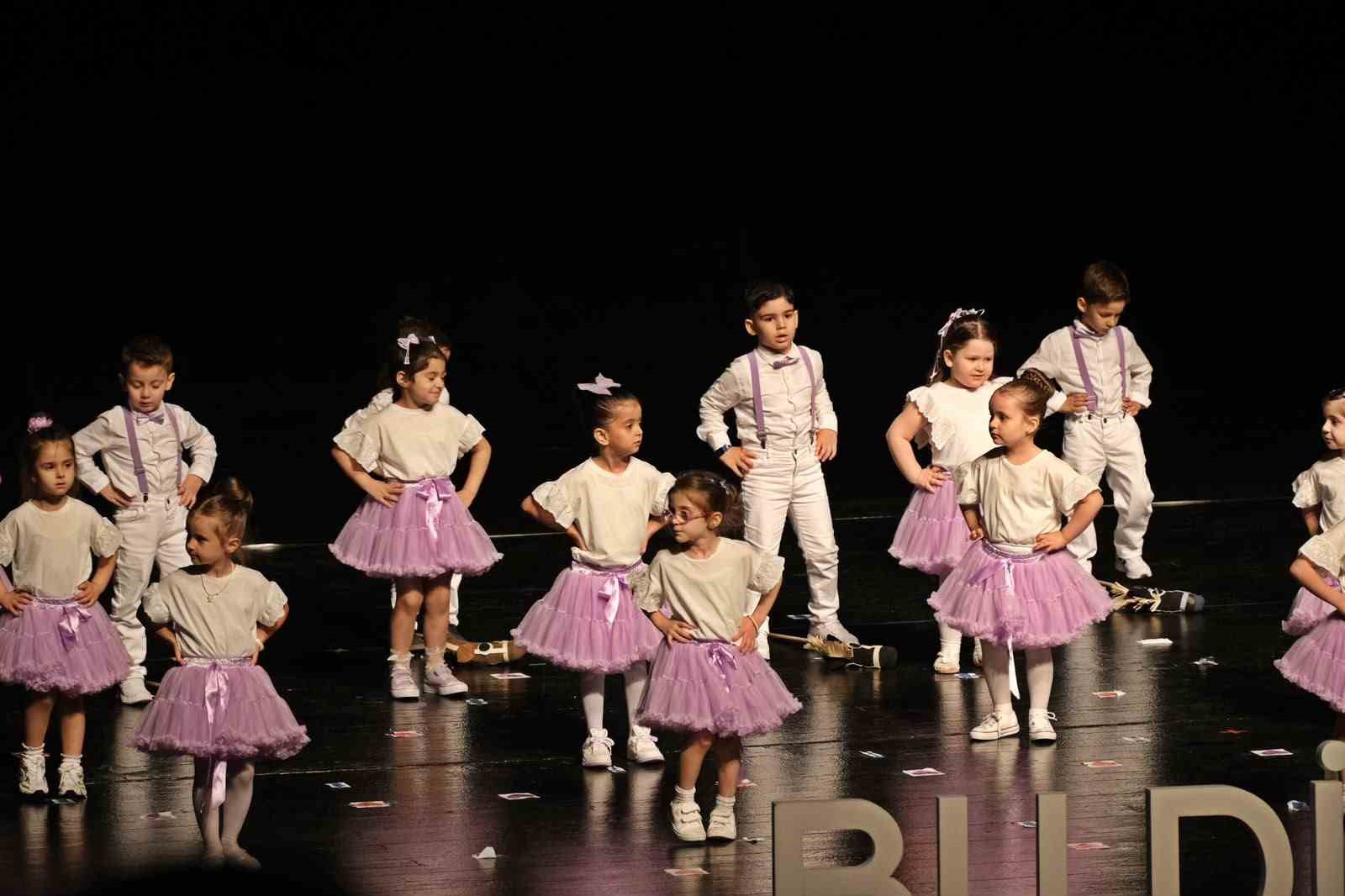 Minikler yıl sonu gösterisinde hünerlerini sergiledi