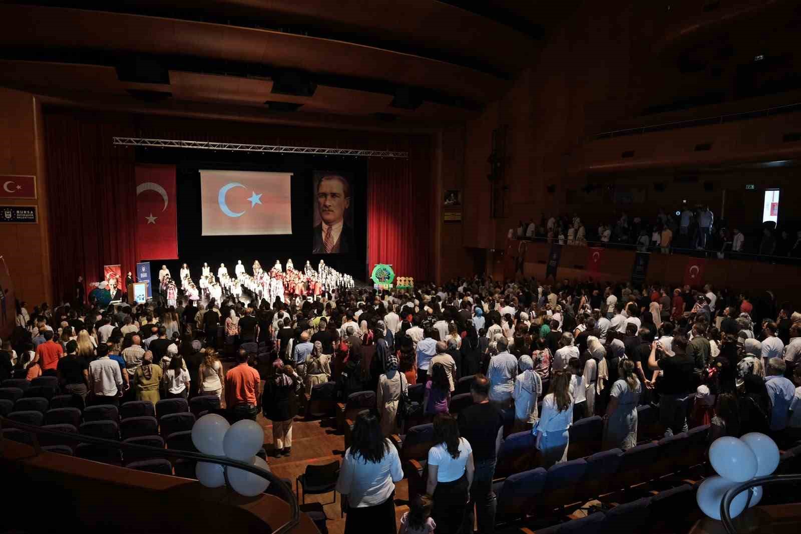Minikler yıl sonu gösterisinde hünerlerini sergiledi