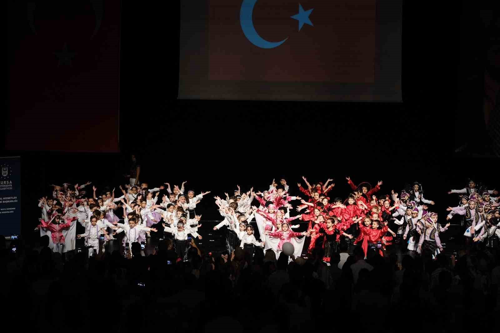 Minikler yıl sonu gösterisinde hünerlerini sergiledi