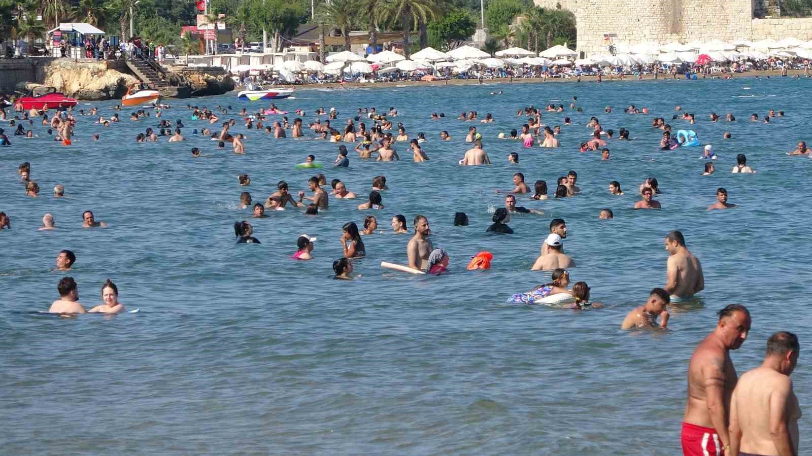 Sıcaklar geldi, okullar tatil olmadan sahillerde yoğunluk başladı