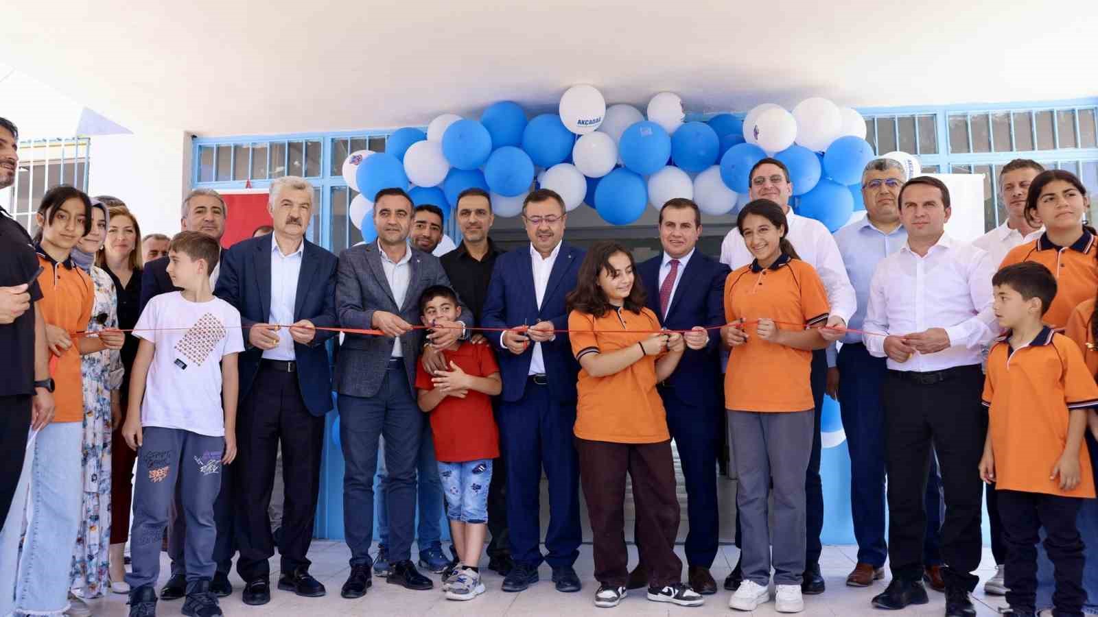 Akçadağ Belediyesi’nin desteğiyle yenilenen okul sıraları öğrencilere teslim edildi