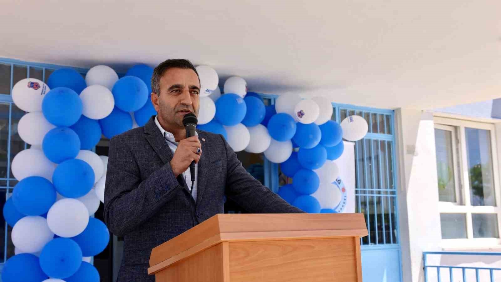 Akçadağ Belediyesi’nin desteğiyle yenilenen okul sıraları öğrencilere teslim edildi