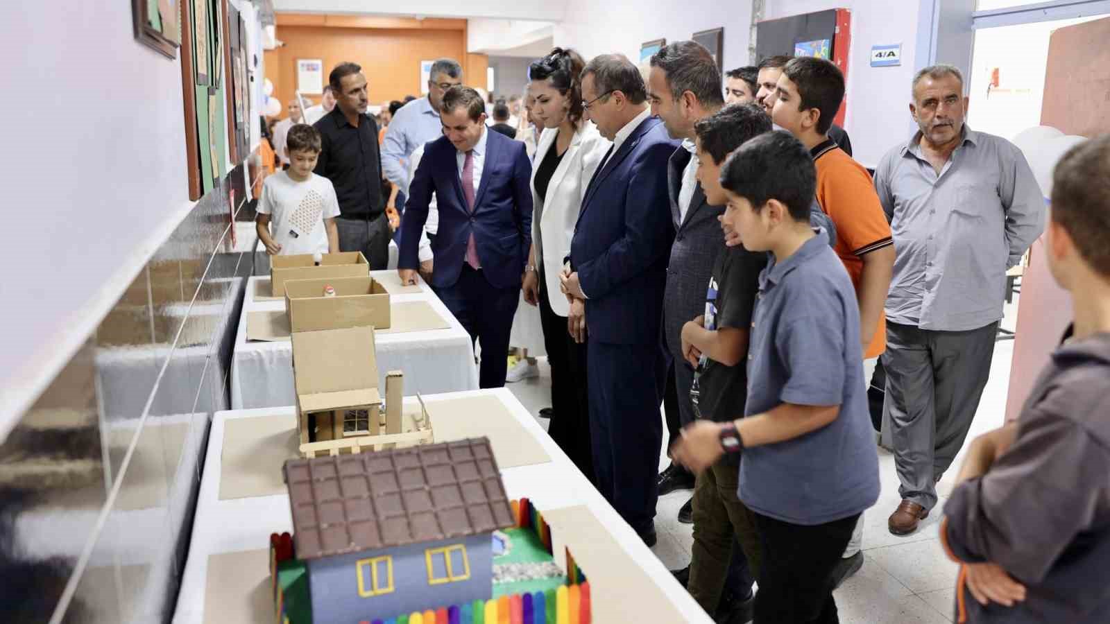 Akçadağ Belediyesi’nin desteğiyle yenilenen okul sıraları öğrencilere teslim edildi