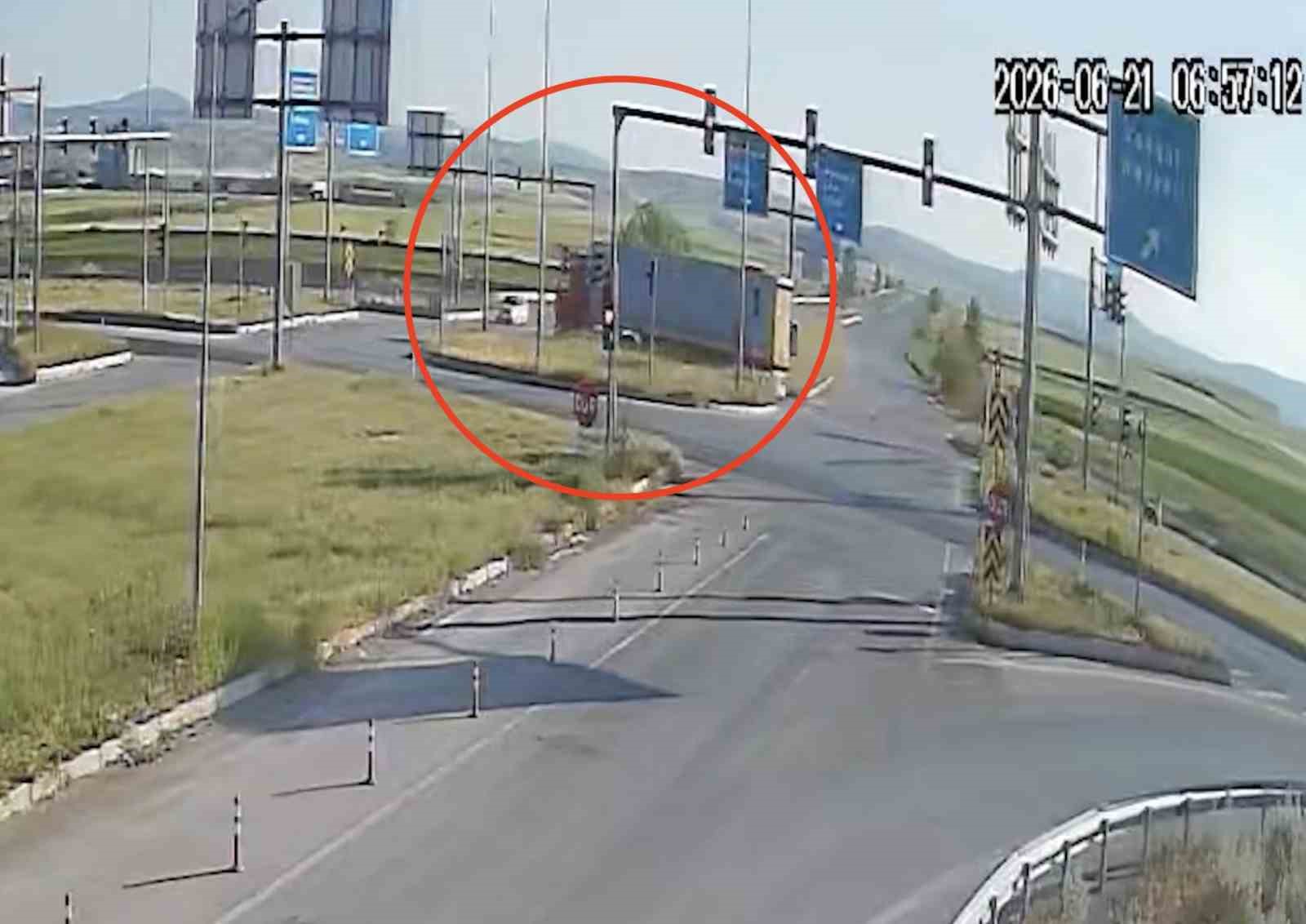 Çorum’da otomobil ile tır kavşakta çarpıştı: 4 yaralı